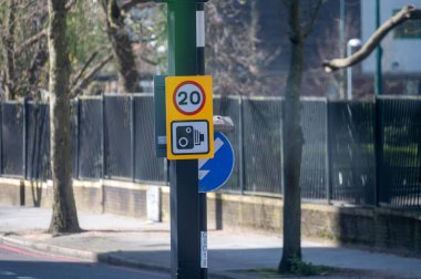 Londra 'da ulaşım, yollar, yol işaretleri, sokak işaretleri, farklı uyarılar, Büyük Britanya' da yön gösterme, İngiltere 'de şehir hayatı