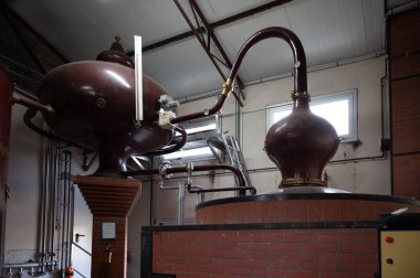 Charentias 'taki konyak ruhlarının çifte damıtma işlemi. Bakır alambik hala eski bir içki imalathanesinde, Charente, Segonzac, Grand Champagne, Fransa
