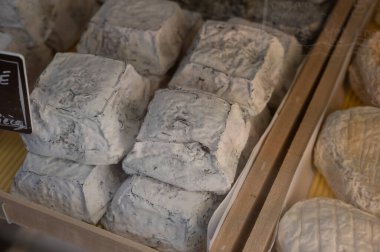 Peynir koleksiyonu, Fransız Carre Cendre Lait cru Chevre piramit peyniri. Fransa 'nın Perigord bölgesindeki Souillac' ta keçi sütünden yapılmış.