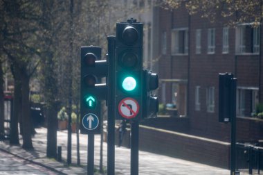Londra 'da ulaşım, yollar, yol işaretleri, sokak işaretleri, farklı uyarılar, Büyük Britanya' da yön gösterme, İngiltere 'de şehir hayatı