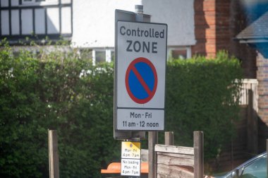 Londra 'da ulaşım, yollar, yol işaretleri, sokak işaretleri, farklı uyarılar, Büyük Britanya' da yön gösterme, İngiltere 'de şehir hayatı