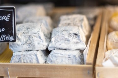 Peynir koleksiyonu, Fransız Carre Cendre Lait cru Chevre piramit peyniri. Fransa 'nın Perigord bölgesindeki Souillac' ta keçi sütünden yapılmış.