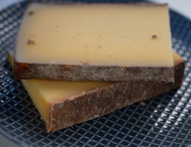 Fransız sarı peynir kontu, çeşitli pastörize edilmemiş inek sütü Prestij, meyveli meyve ve Vieille Reserve yakın plan