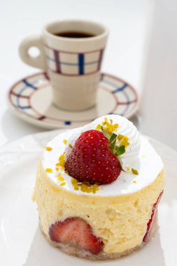 Lüks fırında taze çilekli kırmızı meyve, tatlı peynirli kek turtası.