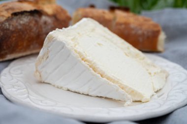 Delice de Bourgogne Fransa 'nın Burgundy bölgesinden gelen inek sütü peyniri. Açık havada baget ile servis ediliyor.