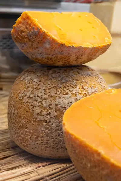 Yerel Fransız peyniri Mimolette parçaları, Lille 'de üretilen özel peynir akarları tarafından yapılan grimsi körfez ile pazarda kapatılıyor.