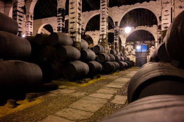 Eski Bodega 'daki solera sistemi, Endülüs şarap mahzeni, fıçılarda farklı şeri şarapları, Jeremy güçlendirilmiş şarap üretimi, Jerez de la Frontera, Endülüs, İspanya