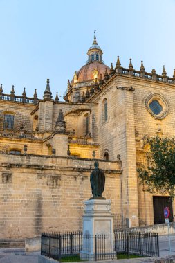 Jerez de la Frontera 'nın eski kısımlarında yürümek, Şeri şarabı üreten şehir, Endülüs, İspanya yazın mimari detaylar, Endülüs tarzı, beyaz evler, kiraz ve kuleler
