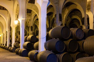 Eski Bodega 'daki solera sistemi, Endülüs şarap mahzeni, fıçılarda farklı şeri şarapları, Jeremy güçlendirilmiş şarap üretimi, Jerez de la Frontera, Endülüs, İspanya