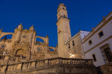 Jerez de la Frontera 'nın eski kısımlarında yürümek, Şeri şarabı üreten şehir, Endülüs, İspanya yazın mimari detaylar, Endülüs tarzı, beyaz evler, kiraz ve kuleler