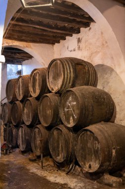 Eski Endülüs şarap mahzeninde solera sistemleri, fıçılarda yıllanmış şarap, sono, manzanilla, olorosso, amontillado jerez güçlendirilmiş şarap, Sanlucar de Barrameda, Cadiz, Endülüs, İspanya