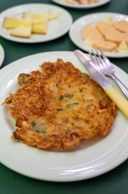Geleneksel Endülüs yemeği kızarmış patates ve deniz ürünleri, Tortillitas de Camarones, karidesli börek eski tavernada tapas, Sanlucar de Barrameda, İspanya