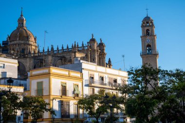 Jerez de la Frontera 'nın eski kısımlarında yürümek, Şeri şarabı üreten şehir, Endülüs, İspanya yazın mimari detaylar, Endülüs tarzı, beyaz evler, kiraz ve kuleler