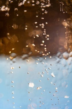 Bir sürü köpüklü Fransız şampanyası, köpüklü altın köpükler, İspanyol kava şarabıyla parti.