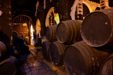Eski Bodega 'daki solera sistemi, Endülüs şarap mahzeni, fıçılarda farklı şeri şarapları, Jeremy güçlendirilmiş şarap üretimi, Jerez de la Frontera, Endülüs, İspanya
