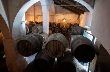 Eski Endülüs şarap mahzeninde solera sistemleri, fıçılarda yıllanmış şarap, sono, manzanilla, olorosso, amontillado jerez güçlendirilmiş şarap, Sanlucar de Barrameda, Cadiz, Endülüs, İspanya