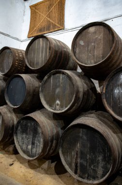Eski Endülüs şarap mahzeninde solera sistemleri, fıçılarda yıllanmış şarap, sono, manzanilla, olorosso, amontillado jerez güçlendirilmiş şarap, Sanlucar de Barrameda, Cadiz, Endülüs, İspanya