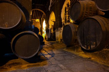 Eski Bodega 'daki solera sistemi, Endülüs şarap mahzeni, fıçılarda farklı şeri şarapları, Jeremy güçlendirilmiş şarap üretimi, Jerez de la Frontera, Endülüs, İspanya
