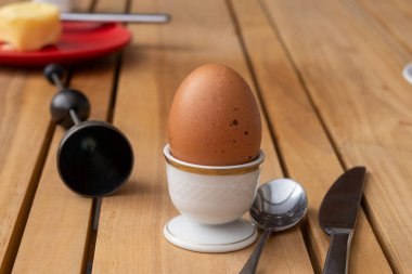 Yumurta tutacağında besleyici kahvaltıda servis edilen yumuşak, organik, biyolojik, tavuk yumurtası.