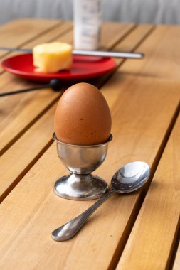 Yumurta tutacağında besleyici kahvaltıda servis edilen yumuşak, organik, biyolojik, tavuk yumurtası.