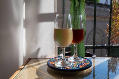 Sherry fino, manzanilla, olorosso şarabı, Jerez de la Frontera, Cadiz, Endülüs, İspanya 'nın eski kesimindeki Endülüs evinde servis edilen palomino beyaz üzümünden yapılmış güçlendirilmiş şarap.