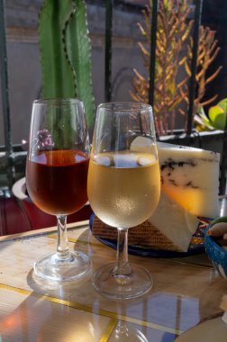 Sherry fino, manzanilla, olorosso şarabı, Jerez de la Frontera, Cadiz, Endülüs, İspanya 'nın eski kesimindeki Endülüs evinde servis edilen palomino beyaz üzümünden yapılmış güçlendirilmiş şarap.