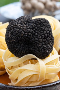 İtalyan yemeği, mantarlı tagliatelle makarna, lezzetli aromalı mantar yapmak için taze siyah mantar mantarı, vejetaryen yemeği.