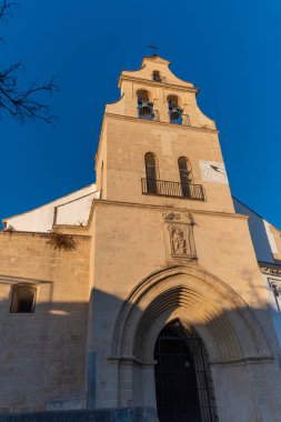 Jerez de la Frontera 'nın eski kısımlarında yürümek, Şeri şarabı üreten şehir, Endülüs, İspanya yazın mimari detaylar, Endülüs tarzı, beyaz evler, kiraz ve kuleler