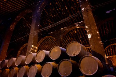 Eski Bodega 'daki solera sistemi, Endülüs şarap mahzeni, fıçılarda farklı şeri şarapları, Jeremy güçlendirilmiş şarap üretimi, Jerez de la Frontera, Endülüs, İspanya