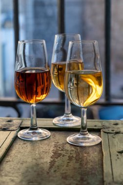 Şarap tatma, fino, olorosso, amontillado, kremalı Jeremy Sherry. Jerez de la Frontera, Cadiz, Endülüs, İspanya 'da palomino beyaz üzümünden yapılmış.