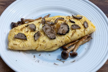 Mantarlı Fransız omleti, taze çiftçiler tavuk yumurtaları ve lezzetli aromalı mantar yemekleri yapmak için siyah mantar parçaları.