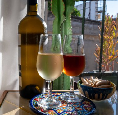 Sherry fino, manzanilla, olorosso şarabı, Jerez de la Frontera, Cadiz, Endülüs, İspanya 'nın eski kesimindeki Endülüs evinde servis edilen palomino beyaz üzümünden yapılmış güçlendirilmiş şarap.