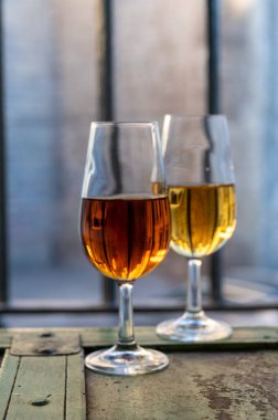 Şarap tatma, fino, olorosso, amontillado, kremalı Jeremy Sherry. Jerez de la Frontera, Cadiz, Endülüs, İspanya 'da palomino beyaz üzümünden yapılmış.