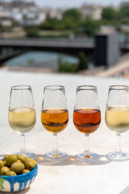 Sherry fino, manzanilla, kremalı Jeremy Sevilla 'nın eski Triana semtinin çatısında Sevilla evleri ve kiliseleri gören şarap kadehleri, şarap kadehleri, şarap kadehleri