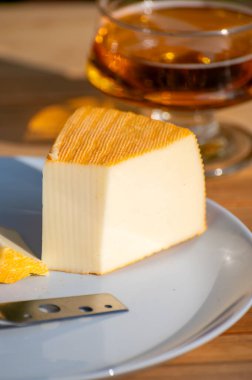 Aziz Paulin kremalı, yumuşak Fransız peyniri. Pastörize inek sütünden yapılmış. Trappist keşişler tarafından hazırlanmış.