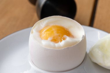 Yumurta tutacağında besleyici kahvaltıda servis edilen yumuşak, organik, biyolojik, tavuk yumurtası.