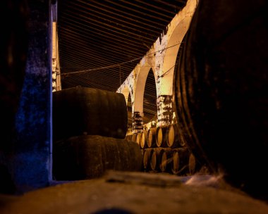 Eski Bodega 'daki solera sistemi, Endülüs şarap mahzeni, fıçılarda farklı şeri şarapları, Jeremy güçlendirilmiş şarap üretimi, Jerez de la Frontera, Endülüs, İspanya