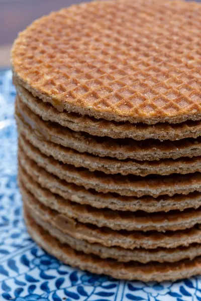 Geleneksel Hollanda tatlı tatlısı, bir yığın tereyağlı karamelli waffle, taze pişmiş.