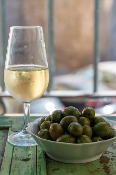 Stock image Sherry fino or manzanilla wine, jerez fortified wine made from palomino white grape served with green olives in old part of Jerez de la Frontera, Cadiz, Andalusia, Spain