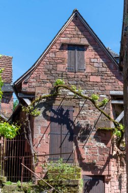 Collonges-la-Rouge köyü. Fransa 'nın en güzel köylerinden biri. Kırmızı taşlardan yapılmış evleri var.