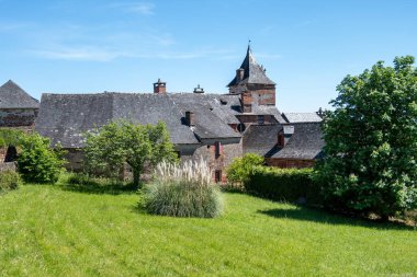 Collonges-la-Rouge köyü. Fransa 'nın en güzel köylerinden biri. Kırmızı taşlardan yapılmış evleri var.