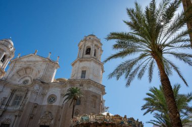 Avrupa 'nın en eski şehir ve limanlarından biri olan Endülüs' ün güneyindeki Atlantik Okyanusu 'nda, beyaz şehir Cadiz' de yürüyen turistler,