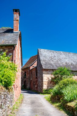 Collonges-la-Rouge köyü. Fransa 'nın en güzel köylerinden biri. Kırmızı taşlardan yapılmış evleri var.