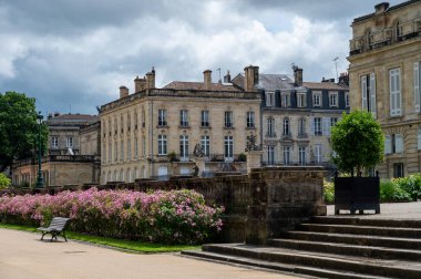 Seyahat yeri, Bordeaux şehrinin orta kesiminde yürümek, evleri ve caddeleri görmek, kamu bahçeleri ve parkları