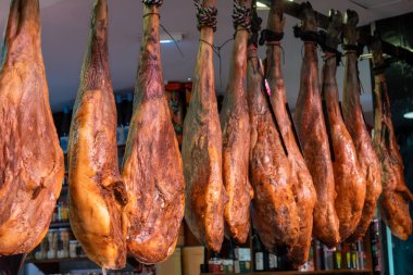 Triana, Sevilla 'daki günlük çiftçi pazarı, farklı jambon jamonları serrano bacaklar, peynir ve sosisler yerel halk tarafından satılacak.