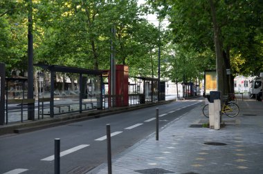 Coty of Tours sokak manzarası, Central Loire Vadisi 'ndeki şehir, Fransa' nın Loire Vadisi 'ndeki kaleleri ziyaret ediyor.