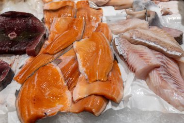 Gökkuşağı alabalığından taze fileto haftalık balık pazarında buzda balık.