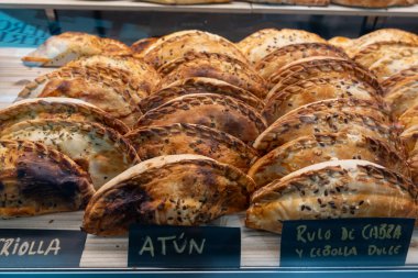 Geleneksel İspanyol ve Latin Amerika turtaları farklı dolgulu börekler, fırında ton balığı, tatlı soğan, keçi peyniri