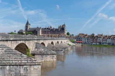 Gien şehrinin eski kesimindeki evler, köprüler ve kaleler Loire nehrinde, Fransa 'nın Loiret bölgesinde.
