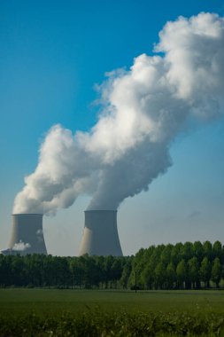Nükleer enerji santralinin soğutma kulelerine bakın. Isı kaynağı nükleer reaktör, Fransa, Avrupa, ucuz enerji kaynağı.